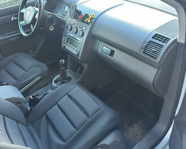 Серый Фольксваген Туран, объемом двигателя 1.6 л и пробегом 211 тыс. км за 6000 $, фото 6 на Automoto.ua