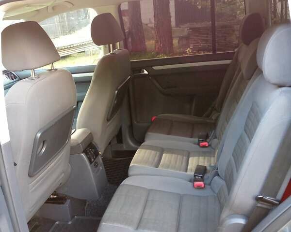 Серый Фольксваген Туран, объемом двигателя 1.6 л и пробегом 257 тыс. км за 5500 $, фото 6 на Automoto.ua