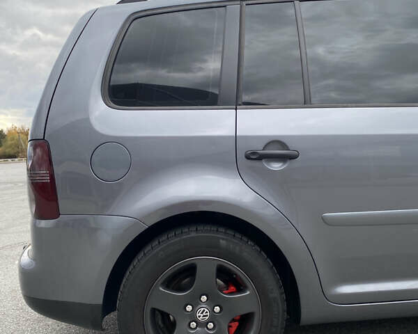 Серый Фольксваген Туран, объемом двигателя 1.6 л и пробегом 240 тыс. км за 7000 $, фото 12 на Automoto.ua