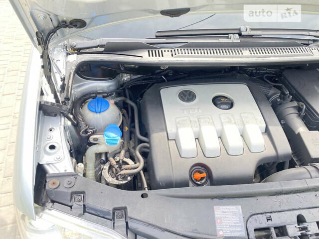 Серый Фольксваген Туран, объемом двигателя 1.97 л и пробегом 239 тыс. км за 7550 $, фото 24 на Automoto.ua