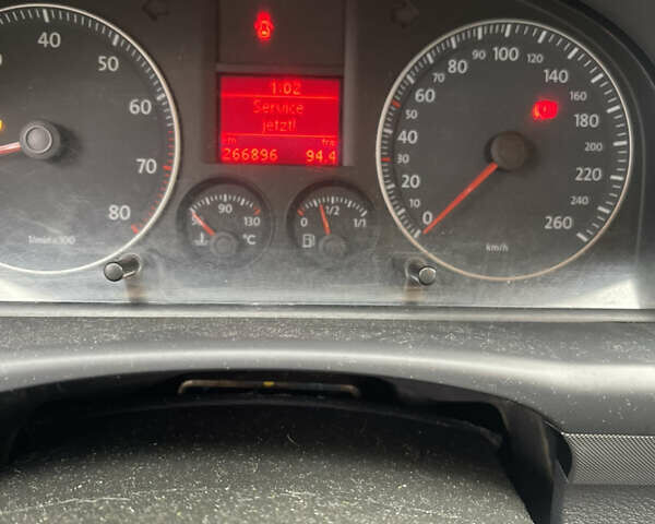 Серый Фольксваген Туран, объемом двигателя 1.6 л и пробегом 266 тыс. км за 6600 $, фото 13 на Automoto.ua