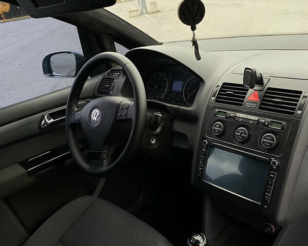 Серый Фольксваген Туран, объемом двигателя 1.6 л и пробегом 240 тыс. км за 7000 $, фото 16 на Automoto.ua