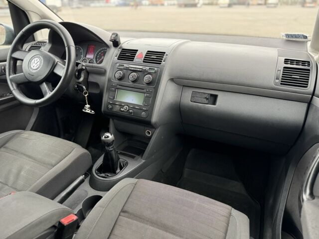 Серый Фольксваген Туран, объемом двигателя 2 л и пробегом 370 тыс. км за 2550 $, фото 8 на Automoto.ua