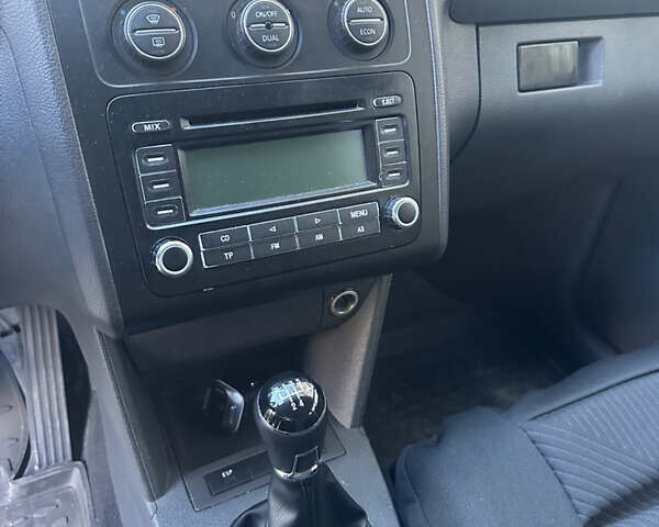 Серый Фольксваген Туран, объемом двигателя 1.6 л и пробегом 211 тыс. км за 6000 $, фото 17 на Automoto.ua