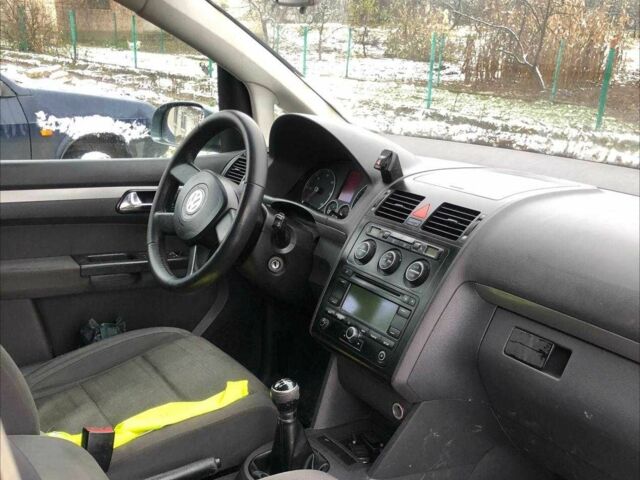 Сірий Фольксваген Туран, об'ємом двигуна 2 л та пробігом 500 тис. км за 2800 $, фото 4 на Automoto.ua