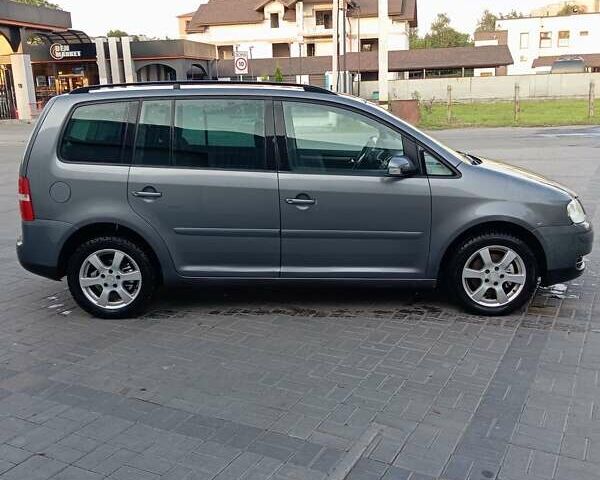 Серый Фольксваген Туран, объемом двигателя 1.98 л и пробегом 250 тыс. км за 5200 $, фото 3 на Automoto.ua