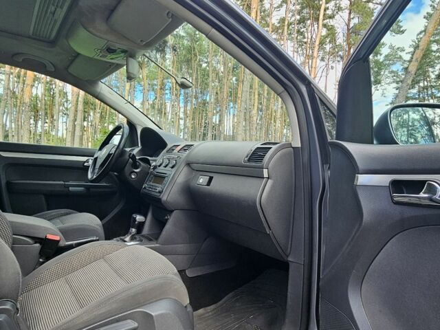 Серый Фольксваген Туран, объемом двигателя 2 л и пробегом 367 тыс. км за 2657 $, фото 17 на Automoto.ua