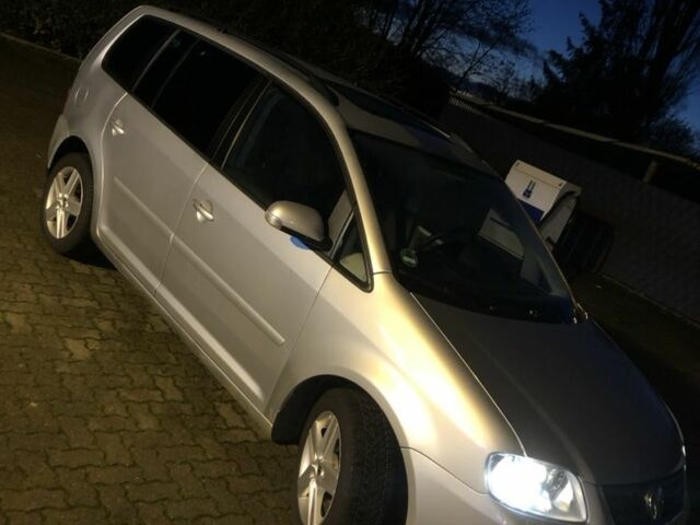 Серый Фольксваген Туран, объемом двигателя 2 л и пробегом 260 тыс. км за 7599 $, фото 2 на Automoto.ua