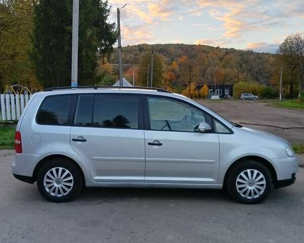 Серый Фольксваген Туран, объемом двигателя 1.6 л и пробегом 242 тыс. км за 5300 $, фото 2 на Automoto.ua