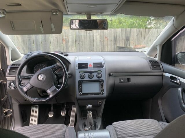 Сірий Фольксваген Туран, об'ємом двигуна 2 л та пробігом 450 тис. км за 5100 $, фото 4 на Automoto.ua