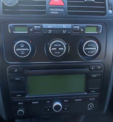 Серый Фольксваген Туран, объемом двигателя 2 л и пробегом 181 тыс. км за 4900 $, фото 1 на Automoto.ua