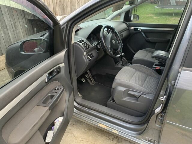 Сірий Фольксваген Туран, об'ємом двигуна 2 л та пробігом 450 тис. км за 5100 $, фото 5 на Automoto.ua