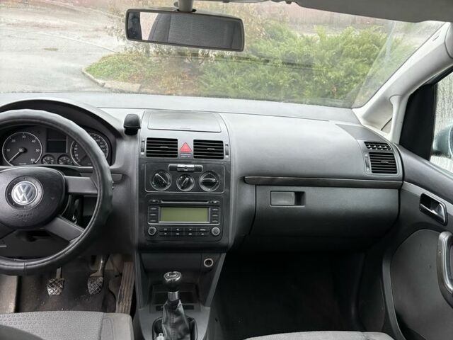 Серый Фольксваген Туран, объемом двигателя 1.9 л и пробегом 350 тыс. км за 2900 $, фото 7 на Automoto.ua