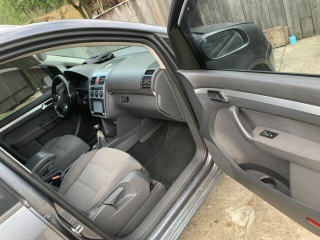 Сірий Фольксваген Туран, об'ємом двигуна 2 л та пробігом 450 тис. км за 5100 $, фото 6 на Automoto.ua