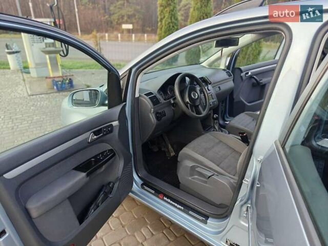 Серый Фольксваген Туран, объемом двигателя 1.6 л и пробегом 205 тыс. км за 5950 $, фото 2 на Automoto.ua