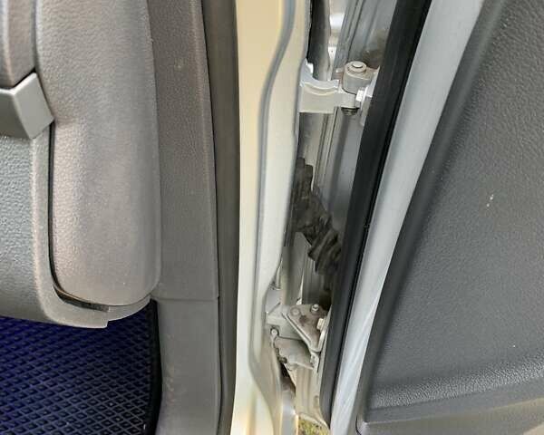 Серый Фольксваген Туран, объемом двигателя 1.9 л и пробегом 400 тыс. км за 6500 $, фото 11 на Automoto.ua