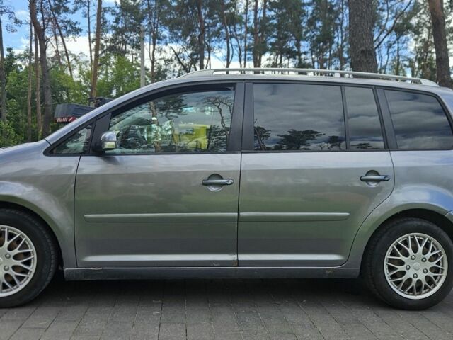 Серый Фольксваген Туран, объемом двигателя 2 л и пробегом 367 тыс. км за 2657 $, фото 3 на Automoto.ua