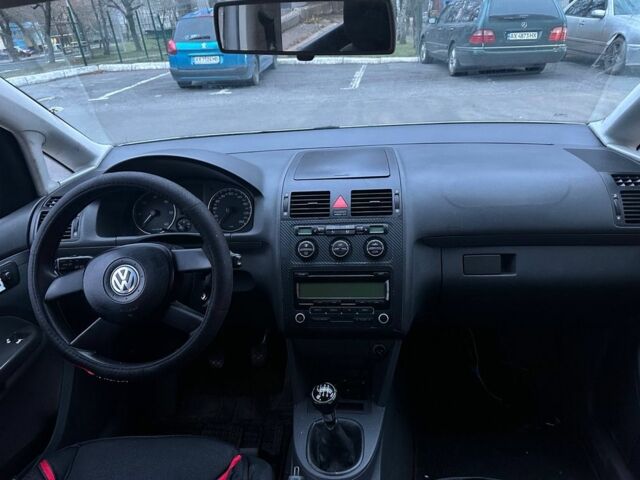 Серый Фольксваген Туран, объемом двигателя 2 л и пробегом 350 тыс. км за 2499 $, фото 5 на Automoto.ua