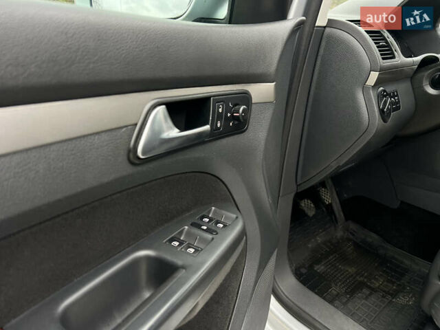 Серый Фольксваген Туран, объемом двигателя 1.9 л и пробегом 284 тыс. км за 6500 $, фото 17 на Automoto.ua