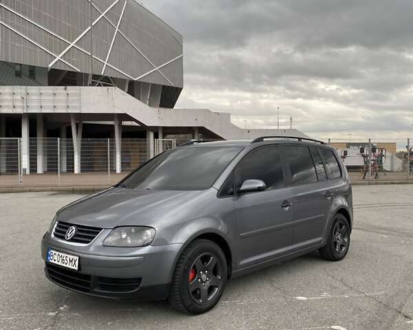 Серый Фольксваген Туран, объемом двигателя 1.6 л и пробегом 240 тыс. км за 7000 $, фото 3 на Automoto.ua