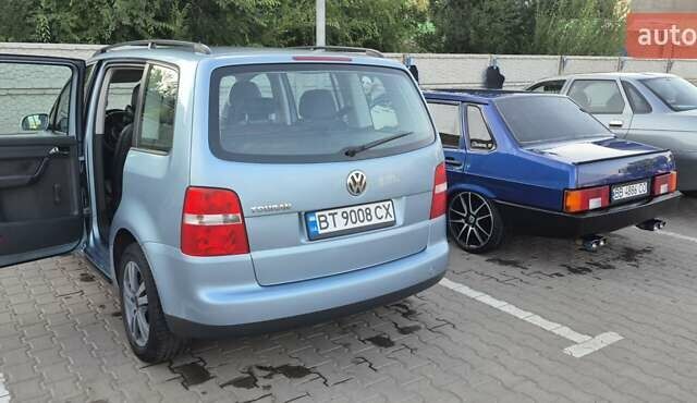 Серый Фольксваген Туран, объемом двигателя 1.6 л и пробегом 250 тыс. км за 6600 $, фото 2 на Automoto.ua