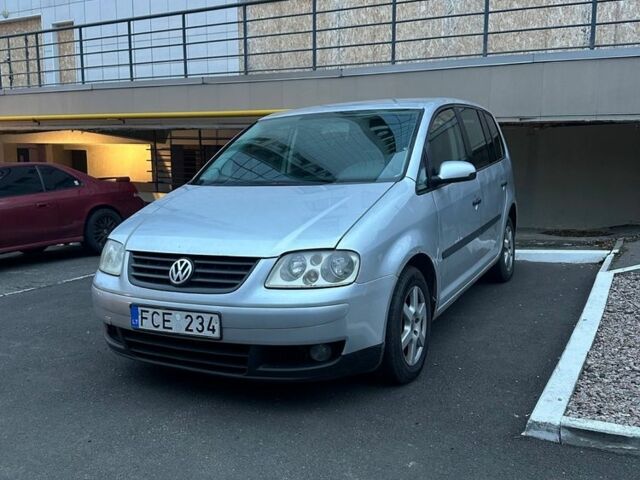 Серый Фольксваген Туран, объемом двигателя 2 л и пробегом 350 тыс. км за 2499 $, фото 1 на Automoto.ua