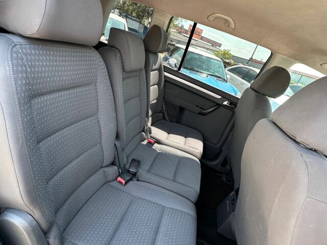 Сірий Фольксваген Туран, об'ємом двигуна 2 л та пробігом 215 тис. км за 7600 $, фото 3 на Automoto.ua