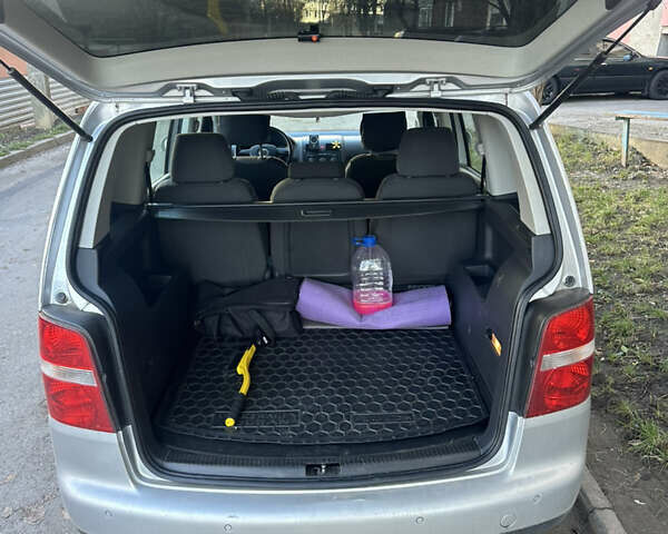 Серый Фольксваген Туран, объемом двигателя 1.6 л и пробегом 211 тыс. км за 6000 $, фото 26 на Automoto.ua