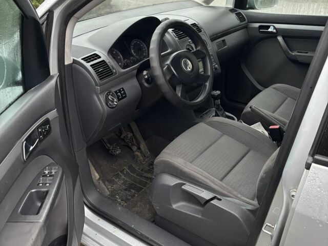 Серый Фольксваген Туран, объемом двигателя 1.9 л и пробегом 350 тыс. км за 2900 $, фото 8 на Automoto.ua