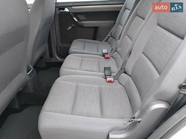 Сірий Фольксваген Туран, об'ємом двигуна 1.6 л та пробігом 175 тис. км за 6700 $, фото 26 на Automoto.ua