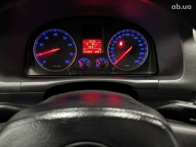 Серый Фольксваген Туран, объемом двигателя 0 л и пробегом 213 тыс. км за 6600 $, фото 1 на Automoto.ua