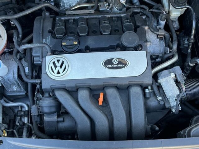 Серый Фольксваген Туран, объемом двигателя 2 л и пробегом 240 тыс. км за 6000 $, фото 1 на Automoto.ua