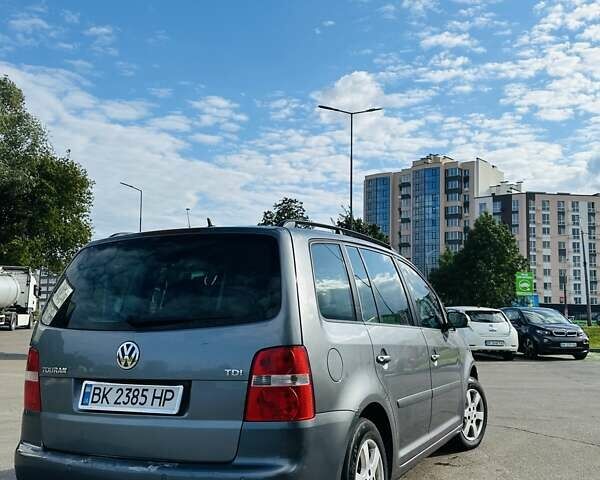 Серый Фольксваген Туран, объемом двигателя 1.97 л и пробегом 330 тыс. км за 5800 $, фото 3 на Automoto.ua