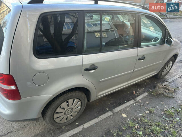 Серый Фольксваген Туран, объемом двигателя 1.6 л и пробегом 211 тыс. км за 6000 $, фото 4 на Automoto.ua