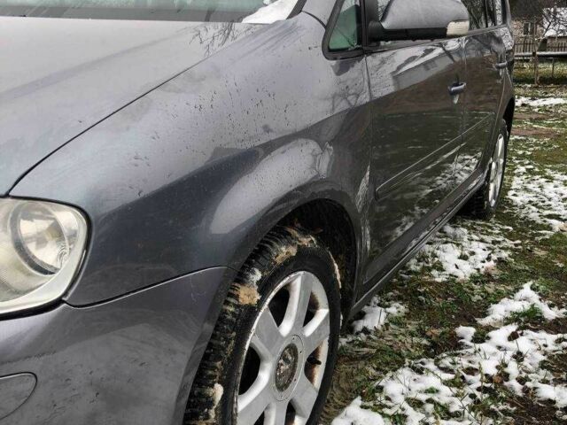 Сірий Фольксваген Туран, об'ємом двигуна 2 л та пробігом 500 тис. км за 2800 $, фото 6 на Automoto.ua