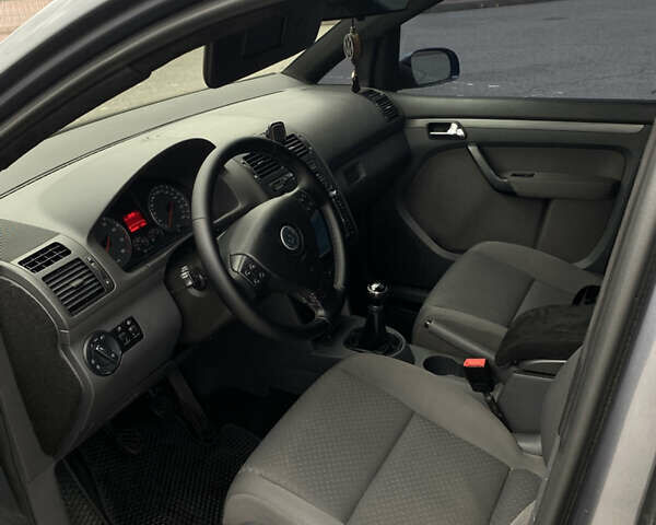 Серый Фольксваген Туран, объемом двигателя 1.6 л и пробегом 240 тыс. км за 7000 $, фото 28 на Automoto.ua