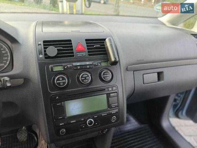 Серый Фольксваген Туран, объемом двигателя 1.6 л и пробегом 205 тыс. км за 5950 $, фото 5 на Automoto.ua