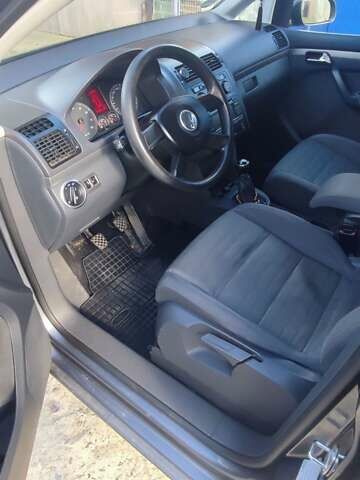 Серый Фольксваген Туран, объемом двигателя 2 л и пробегом 181 тыс. км за 4900 $, фото 12 на Automoto.ua