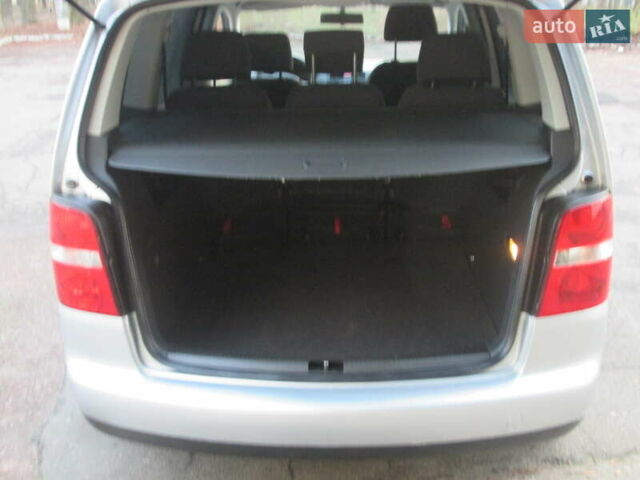 Серый Фольксваген Туран, объемом двигателя 1.6 л и пробегом 230 тыс. км за 6500 $, фото 10 на Automoto.ua