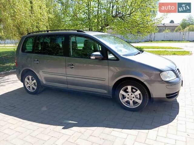 Серый Фольксваген Туран, объемом двигателя 1.98 л и пробегом 250 тыс. км за 5200 $, фото 32 на Automoto.ua