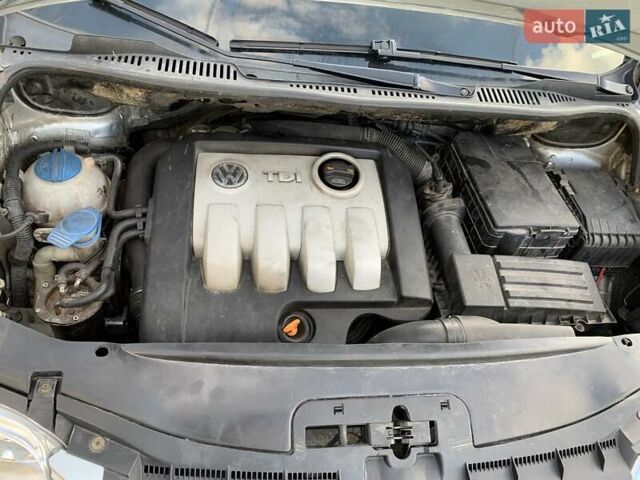 Серый Фольксваген Туран, объемом двигателя 1.9 л и пробегом 400 тыс. км за 6500 $, фото 8 на Automoto.ua