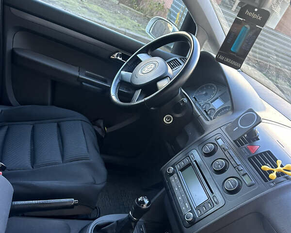 Серый Фольксваген Туран, объемом двигателя 1.6 л и пробегом 211 тыс. км за 6000 $, фото 10 на Automoto.ua