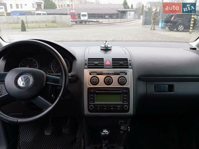 Серый Фольксваген Туран, объемом двигателя 1.98 л и пробегом 250 тыс. км за 5200 $, фото 44 на Automoto.ua