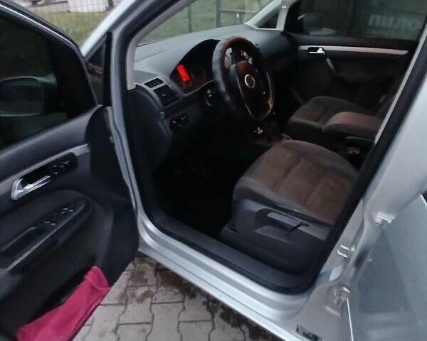 Серый Фольксваген Туран, объемом двигателя 1.6 л и пробегом 258 тыс. км за 5500 $, фото 3 на Automoto.ua