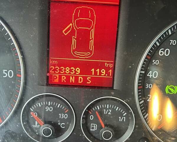 Серый Фольксваген Туран, объемом двигателя 1.9 л и пробегом 233 тыс. км за 6300 $, фото 13 на Automoto.ua