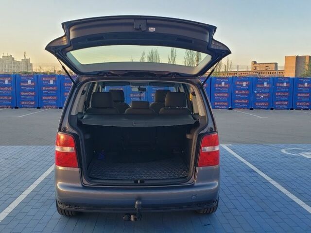 Серый Фольксваген Туран, объемом двигателя 1.9 л и пробегом 240 тыс. км за 6750 $, фото 4 на Automoto.ua