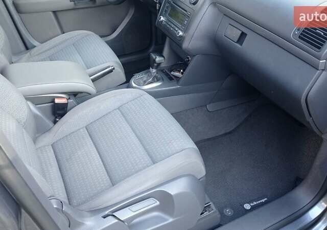 Серый Фольксваген Туран, объемом двигателя 1.9 л и пробегом 281 тыс. км за 6500 $, фото 14 на Automoto.ua