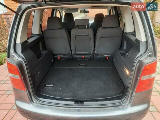 Серый Фольксваген Туран, объемом двигателя 1.6 л и пробегом 193 тыс. км за 6400 $, фото 6 на Automoto.ua