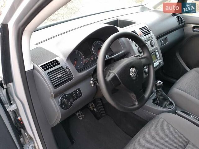 Сірий Фольксваген Туран, об'ємом двигуна 1.6 л та пробігом 175 тис. км за 6700 $, фото 22 на Automoto.ua