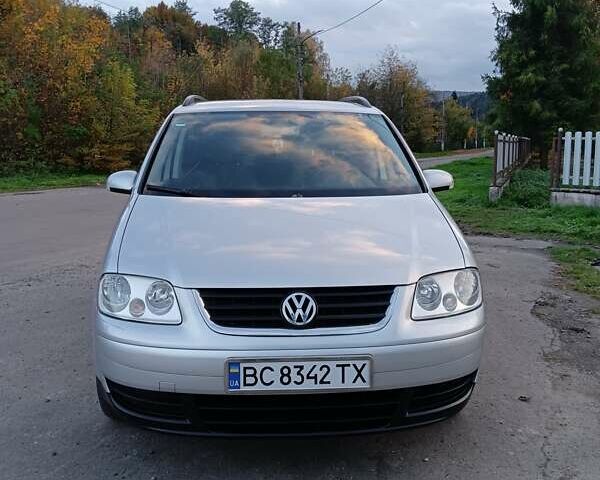 Серый Фольксваген Туран, объемом двигателя 1.6 л и пробегом 242 тыс. км за 5300 $, фото 1 на Automoto.ua